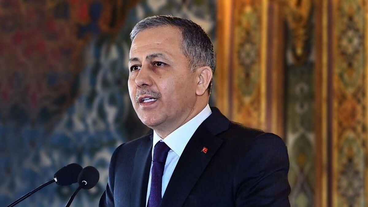 İçişleri Bakanı Ali Yerlikaya, Twitter hesabında göçmenler hakkında açıklamalarda bulundu.