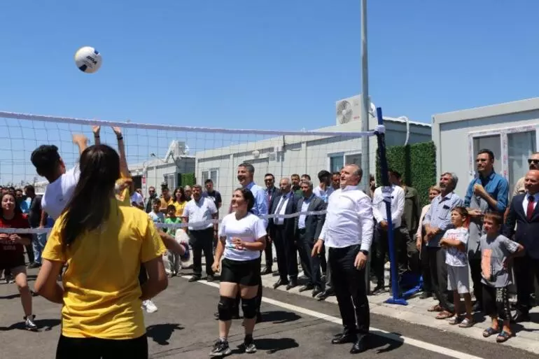 Gençlik ve Spor Bakanı Osman Aşkın Bak, çeşitli temaslarda bulunmak