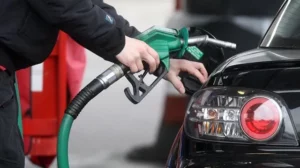 Benzin ve motorin fiyatlarına litre başına 6 lira zam geliyor.
