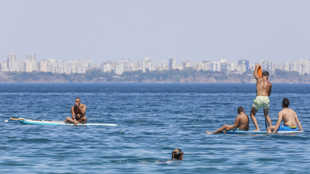 Antalya'da hava sıcaklıklarının 44 dereceye dayanmasıyla birlikte meydanlar boşaldı. Halk