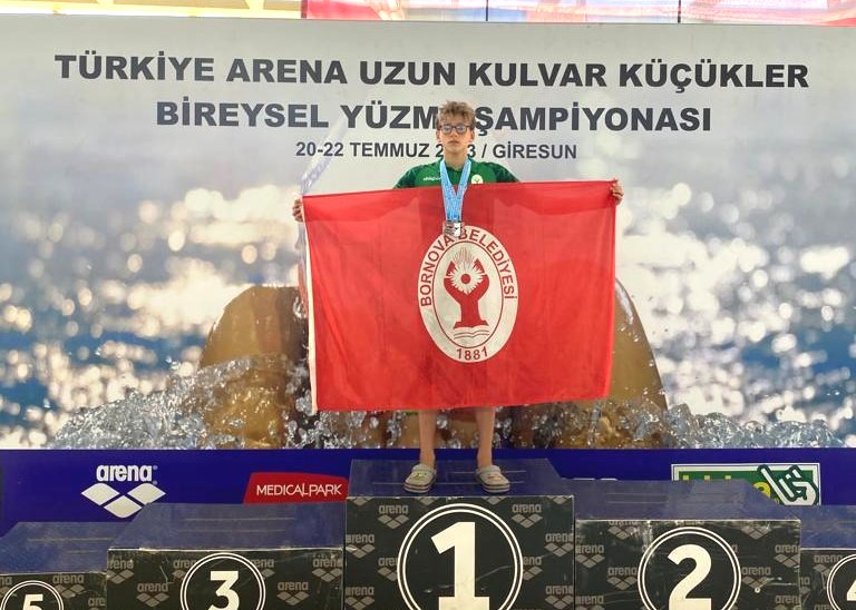 Bornova Belediyespor Kulübü lisanslı yüzücüsü Arda Kafadar, Çamdibi Yarı Olimpik