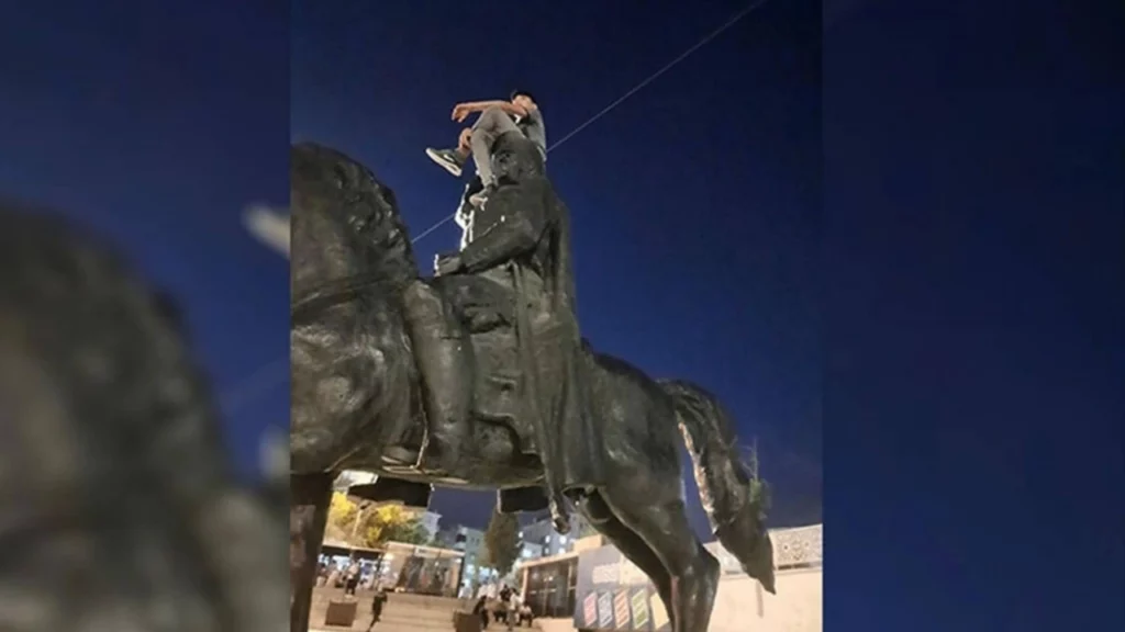 Atatürk heykeline çıkan yabancı uyruklu çocuk gözaltına alındı: Büyük tepki toplamıştı