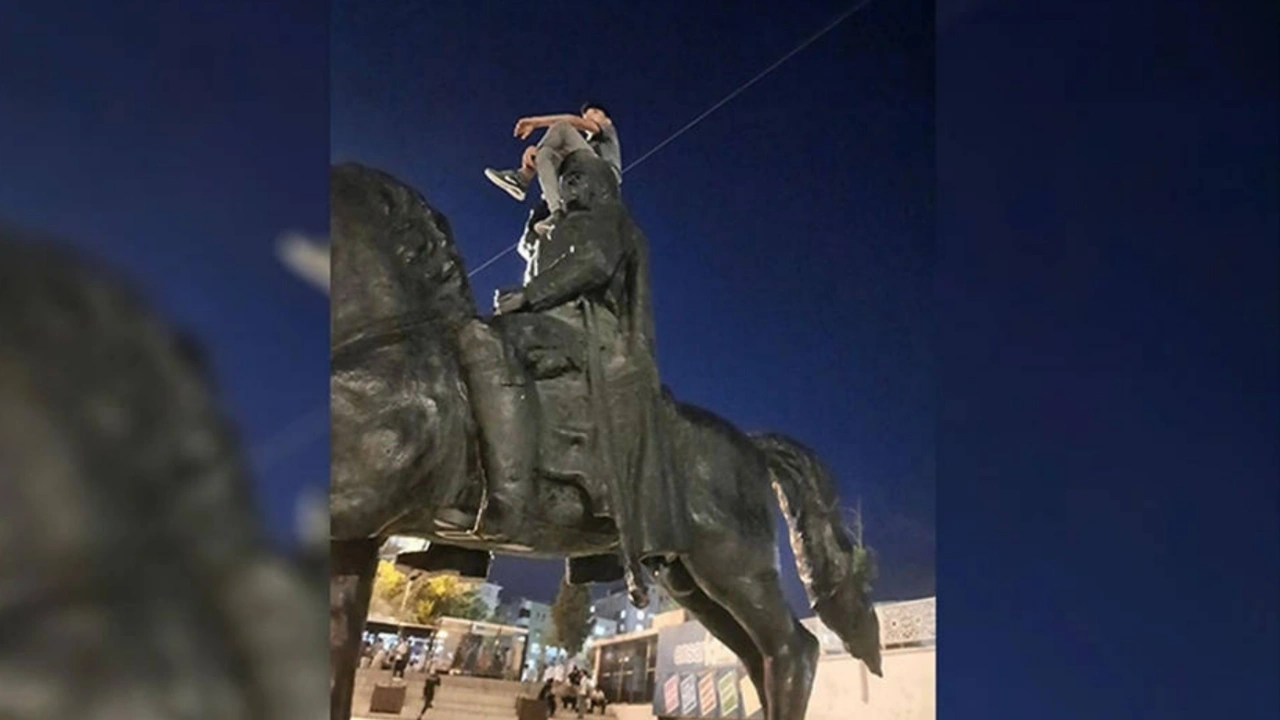 Şanlıurfa Valiliği tarafından yapılan açıklamada Atatürk heykelinin üzerine çıkan zanlının