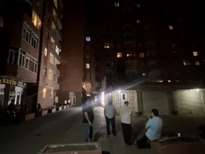 Hazar Denizi'nde gerçekleşen 5,7 büyüklüğündeki deprem Azerbaycan'ın başkenti Bakü'de hissedildi.