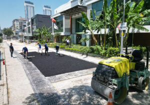 Bayraklı’da yol yenileme, kaldırım, kilit parke ve asfaltlama çalışmaları aralıksız