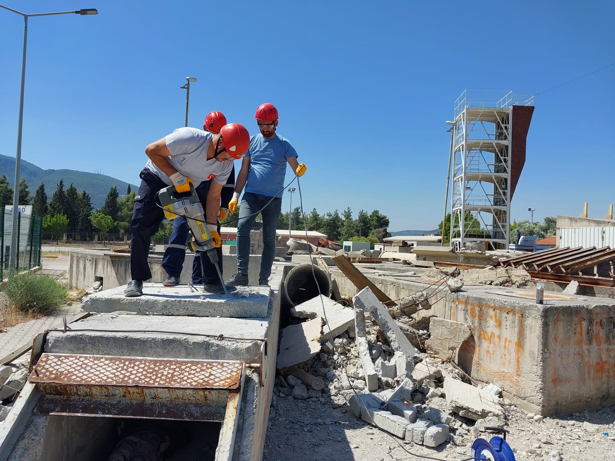 Bu kapsamda personele İl Afet ve Acil Durum Müdürlüğü bünyesindeki