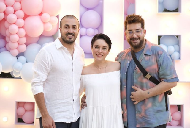 Tüm sevenlerini heyecanlandıran ünlü oyuncu Ezgi Mola, ilk bebeğini kucağına