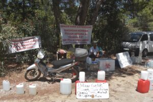 Muğla'nın Bodrum ilçesinde orman yangınlarına karşı yol kenarlarına su bidonları
