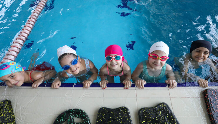 Buca’da havuz keyfi… Buca Belediyesi’nin yüzme kurslarına yoğun ilgi