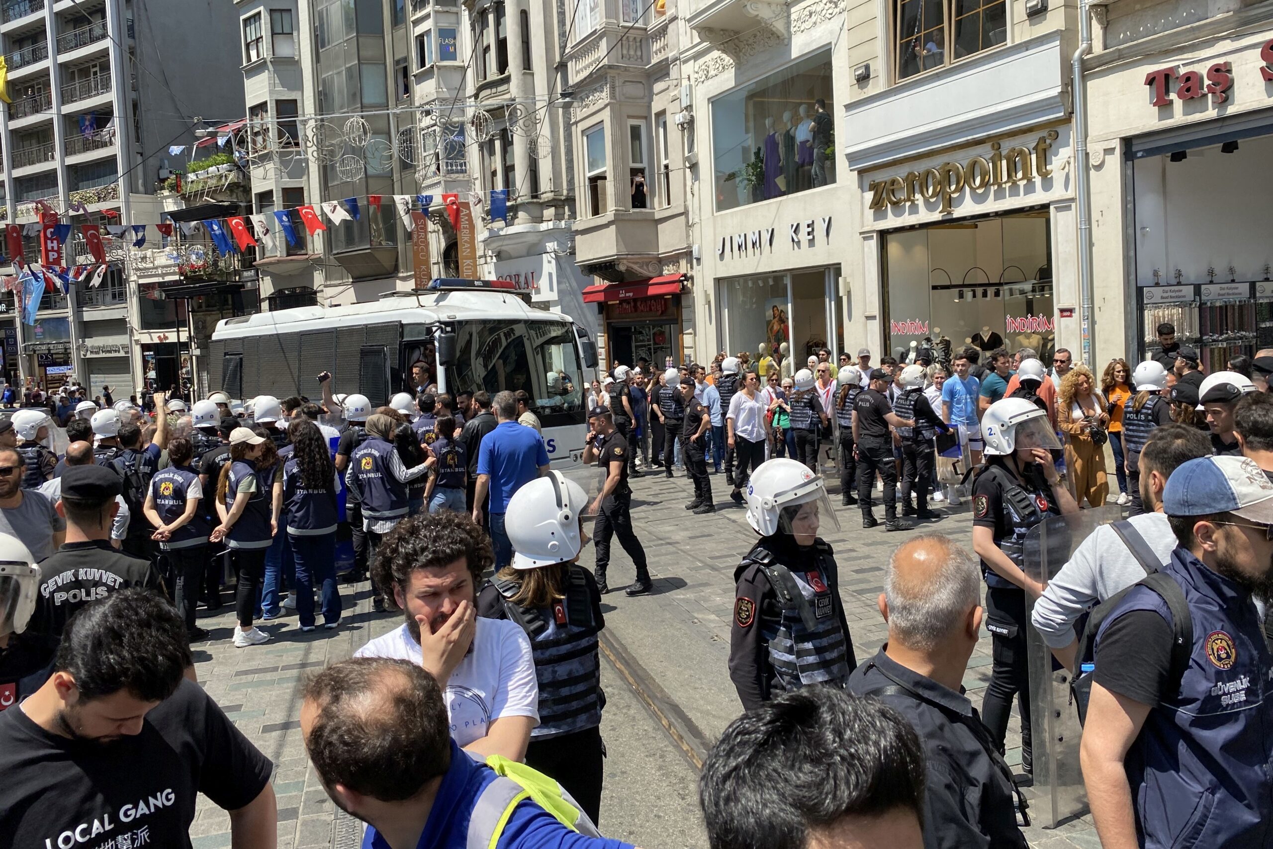 Cumartesi Anneleri 956’ncı haftasında da gözaltında: 16 Baro başkanı ablukaya alındı Gözaltında kaybedilen yakınlarının akıbetini sormak ve faillerin yargılanması talebiyle Galatasaray