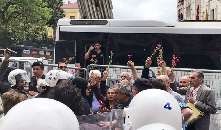 Cumartesi Anneleri’ne AYM kararına rağmen gözaltı! Anayasa Mahkemesi’nin (AYM) verdiği hak ihlali kararı Beyoğlu Kaymakamlığı’na tebliğ