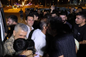 Diyarbakır'da 13 aydır tutuklu bulunan gazeteciler, tahliye kararının ardından serbest