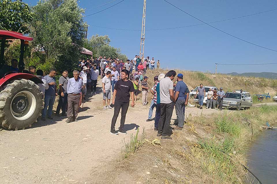 Sulama kanalından bahçe sulamak için pompayla su çekmeye çalışırken elektrik