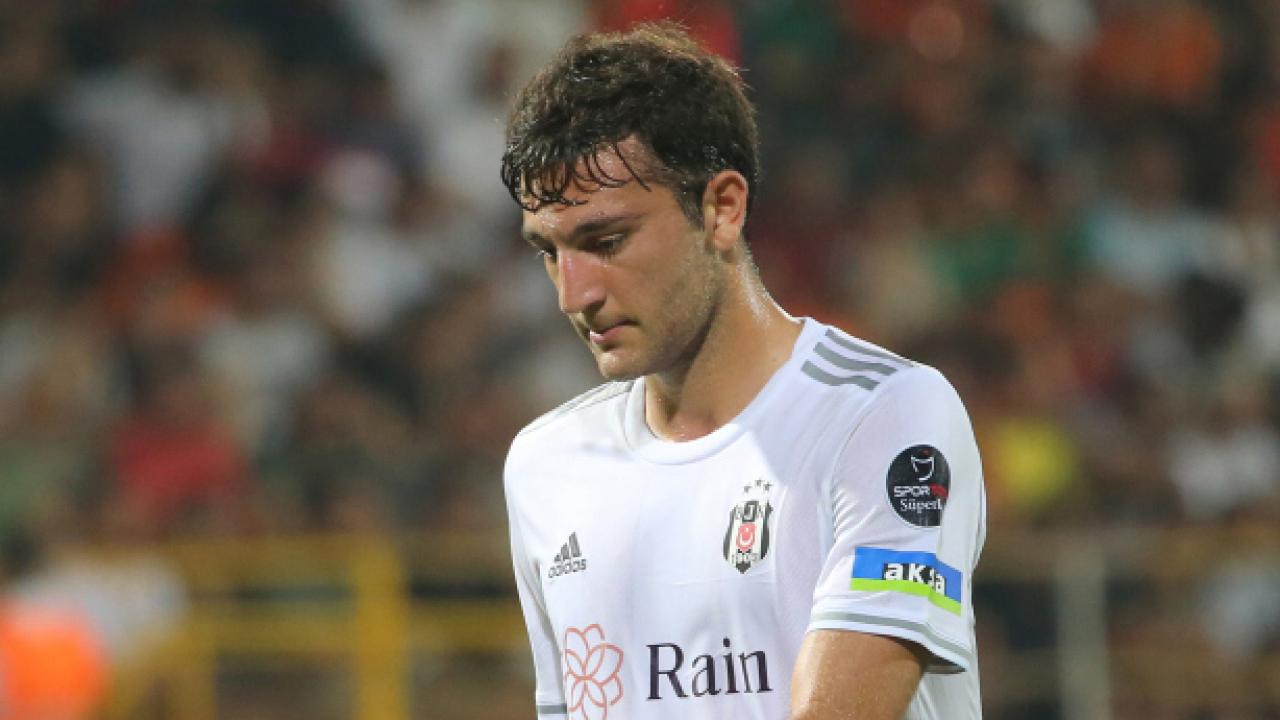 Beşiktaş'ta oynayan futbolcu Emrecan Uzunhan, geçirdiği trafik kazası sonrası saldırıya
