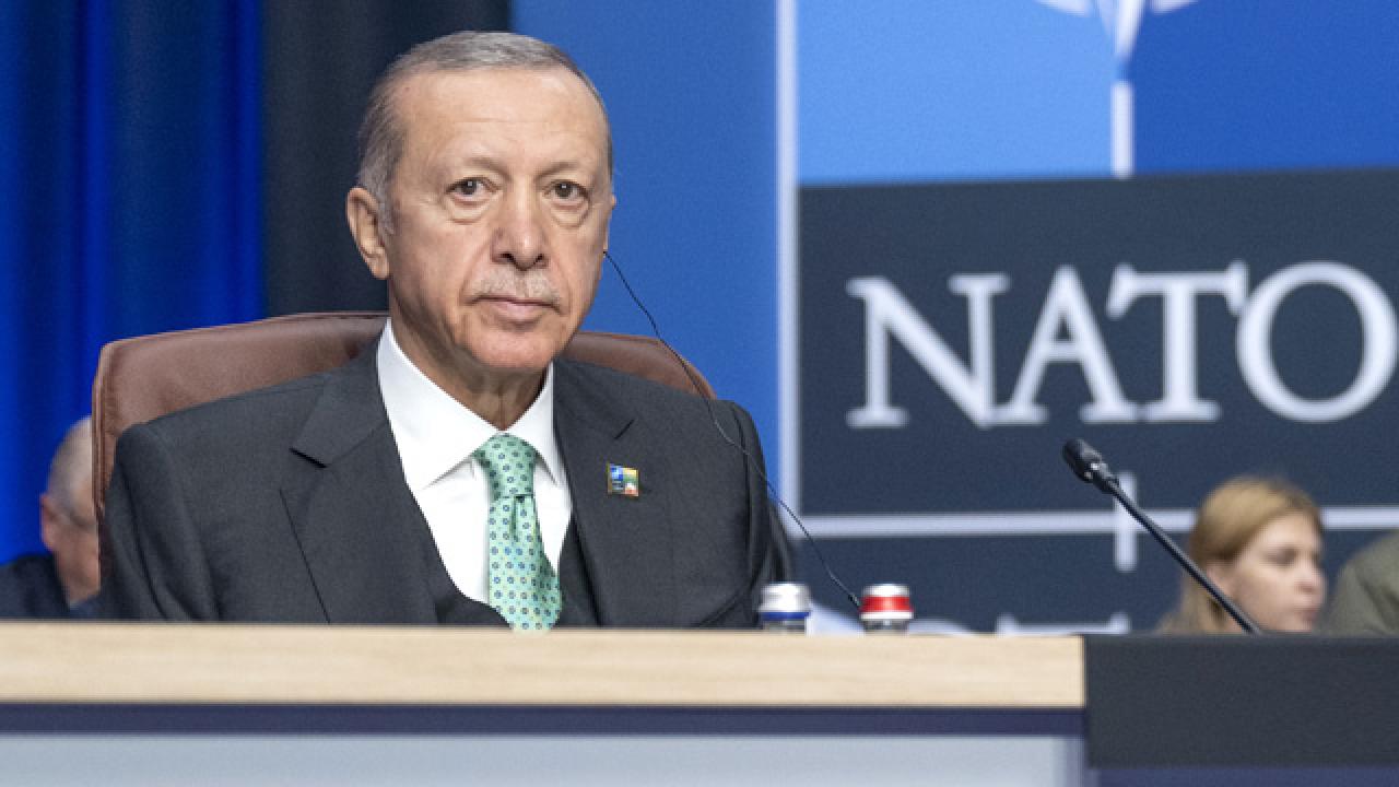 Cumhurbaşkanı Erdoğan, NATO Liderler Zirvesi dönüşünde gazetecilere uçakta açıklamalarda bulundu.