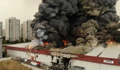 Esenyurt’ta fabrika yangını: İtfaiye ekipleri olay yerinde