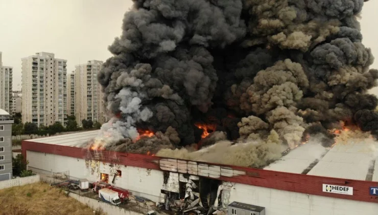 Esenyurt’ta fabrika yangını: İtfaiye ekipleri olay yerinde