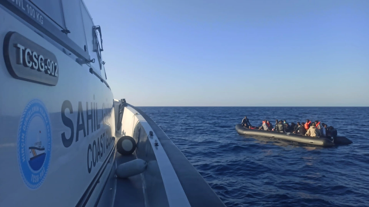 İzmir’in Dikili ilçesi açıklarında, Sahil Güvenlik Komutanlığı ekipleri tarafından gerçekleştirilen