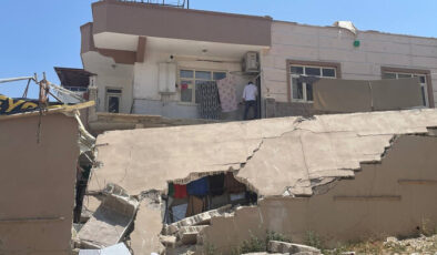 Gaziantep’te depremde hasar alan bina çöktü, 5 kişi yaralandı