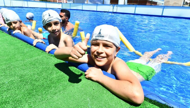 İzmir Büyükşehir’den 7 portatif havuz ile çocuklara yüzme kursu