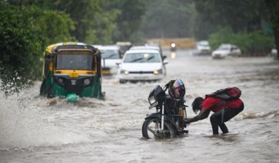 Hindistan’da Şiddetli Yağışların Yol Açtığı Sel ve Toprak Kayması: Can Kaybı Artıyor
