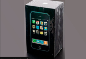 Apple’ın 2007 model kutusu açılmamış ve jelatinli olan ilk iPhone’u,