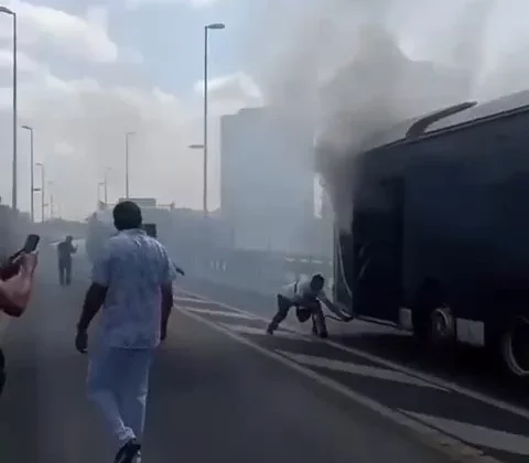 İstanbul metrobüsünde dev yangın; İşte o korku dolu anlar!