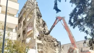 İstanbul Bakırköy, Osmaniye Aksuyolu Sokak’ta bulunan bir binanın kontrollü yıkımı