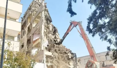 Bakırköy’de bina çöken binanın altında kalmıştı: O işçi kurtarıldı!