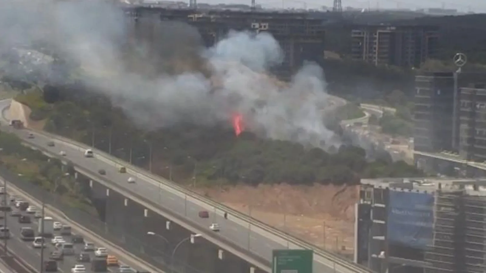 İstanbul Kağıthane'de yangın çıktı. Bölgeye çoks ayıda itfaiye ekibi geldi,
