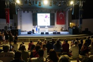 İzmir Büyükşehir Belediye Başkanı Tunç Soyer, Kahramanmaraş merkezli ve 11