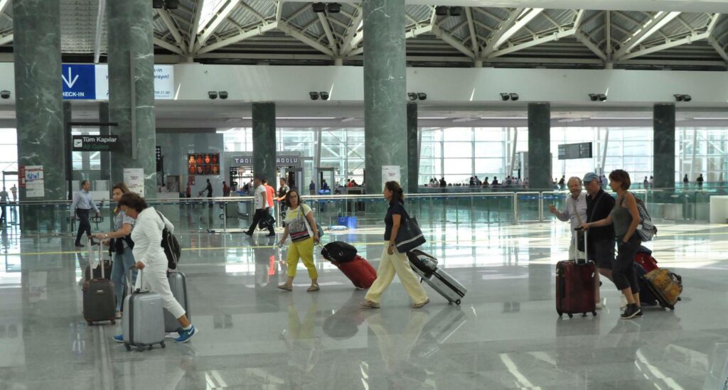 Adnan Menderes Havalimanı 6 ayda 5 milyona yakın yolcu ağırladı 1 adnan menderes