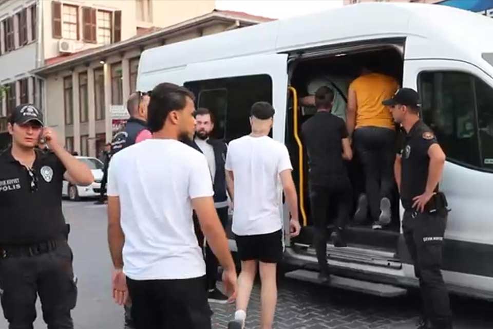 İzmir'in Konak ilçesinde, polis tarafından Basmane semtine düzenlenen operasyonda 170