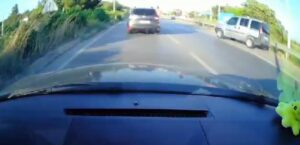 İzmir’in Menderes ilçesinde, hafif ticari aracın çarpmasıyla refüjü aşan otomobilin