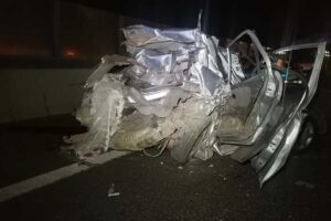 Kamyonet hızını alamayarak duran otomobile arkadan çarptı.