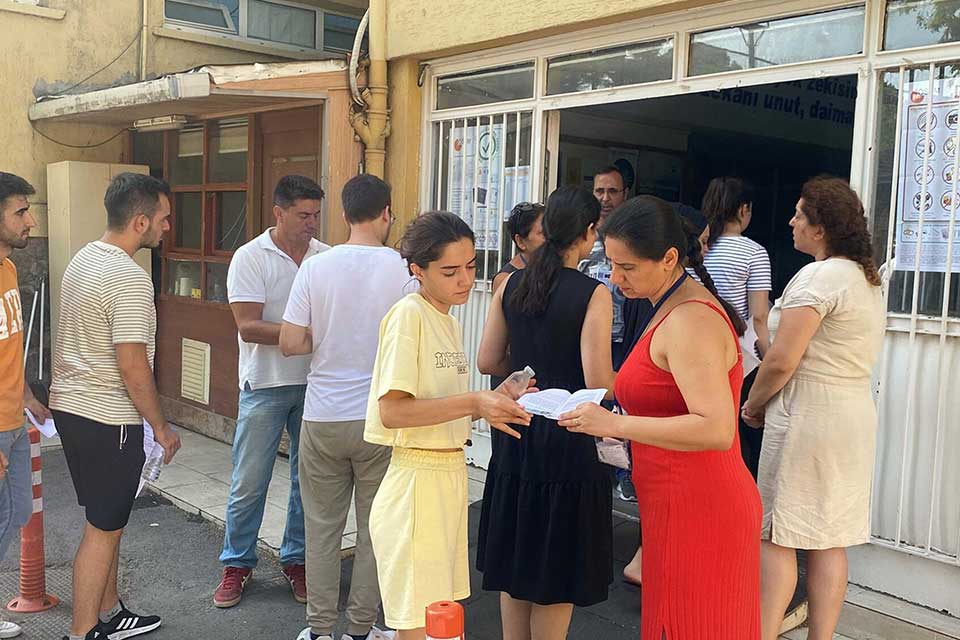 İzmir'de Kamu Personeli Seçme Sınavı'nın (KPSS) ilk oturumu olan 'Genel