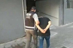 İzmir'in Buca ve Konak ilçelerinde polis ekiplerince düzenlenen silah kaçakçılığı