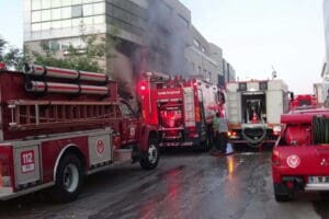 İzmir'in Buca ilçesinde, tekstil atölyesinde çıkan yangın itfaiye ekiplerince söndürüldü.
