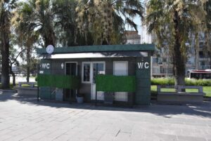 Karşıyaka Belediyesi'ne ait tuvalet hakkında bir vatandaş dava açtı. Gerekçe