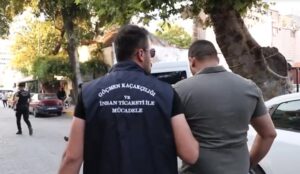 İzmir’in Konak ilçesinde, polis tarafından Basmane semtine düzenlenen operasyonda 170