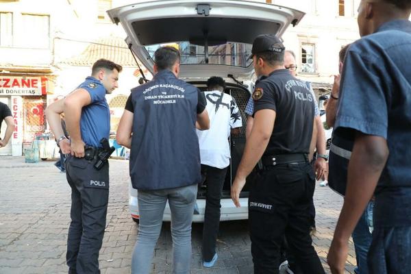 İzmir’de kaçak göçmen operasyonu; 200 kişi yakalandı!