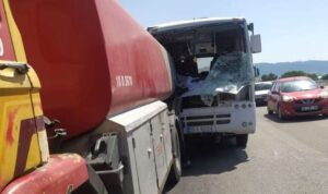 İzmir'de maden işçilerini taşıyan araçla akaryakıt tankeri çarpıştı, 16 kişi