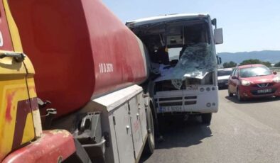 İzmir’de kaza: Maden işçilerini taşıyan araç tankerle çarpıştı!