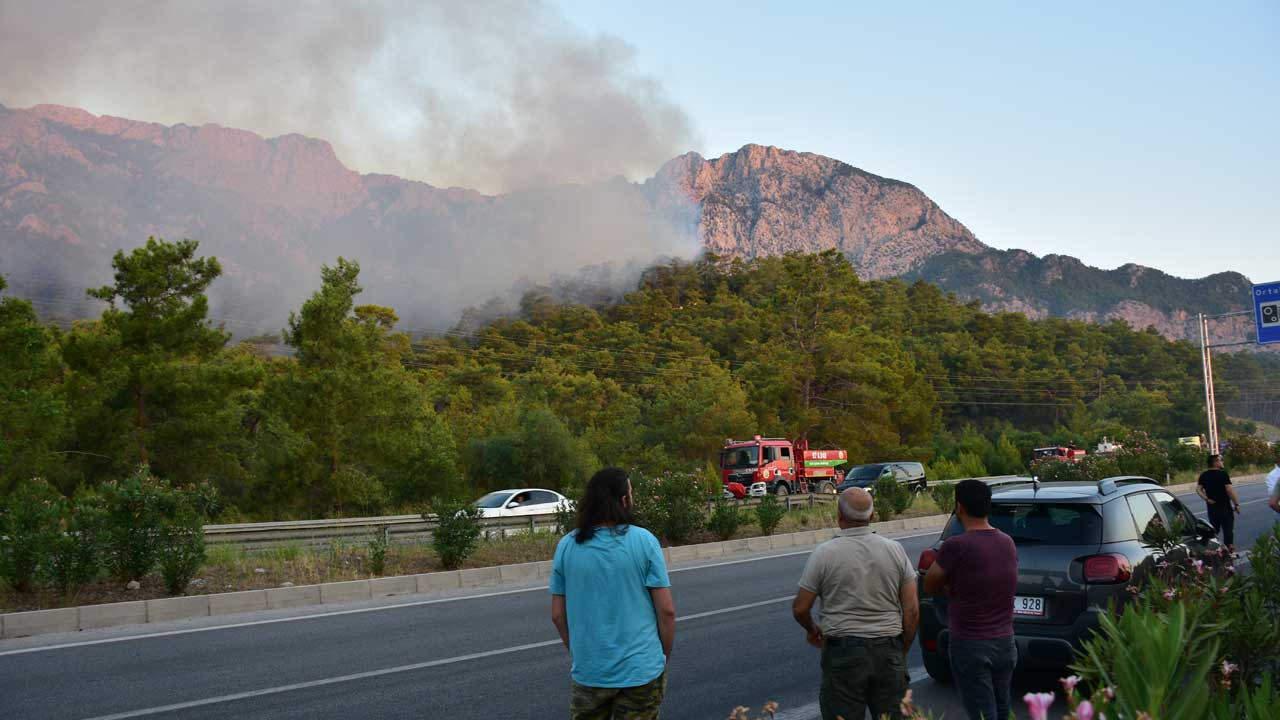 Antalya'nın Kemer ilçesi Göynük Değirmendere Mahallesi'nde henüz bilinmeyen nedenlerle yangın