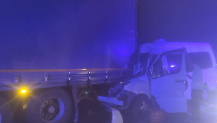 Manisa’da korkunç kaza: Kırkpınar güreşçilerini taşıyan minibüs TIR’a çarptı!