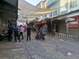 İzmir'in Konak ilçesinde, bir iş yerine klima montajı yaparken elektrik