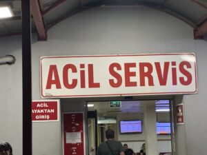 İzmir'de kiracısı ile komşusunun tartışmasını ayırmak isteyen ev sahibi, 14 yerinden