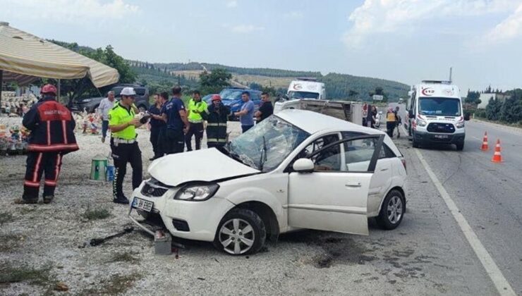 Manisa’da ihmalkâr kaza: Şeride geçen otomobil, kamyonete çarptı!