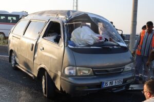 Kaza, saat 19.00 sıralarında İzmir Turgutlu yolunda bulunan köprü üzerinde meydana geldi. İzmir’den