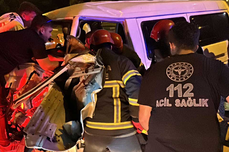 Kütahya’da kırmızı ışıkta bekleyen kamyonete arkadan çarpan minibüsün sürücüsü Yasin